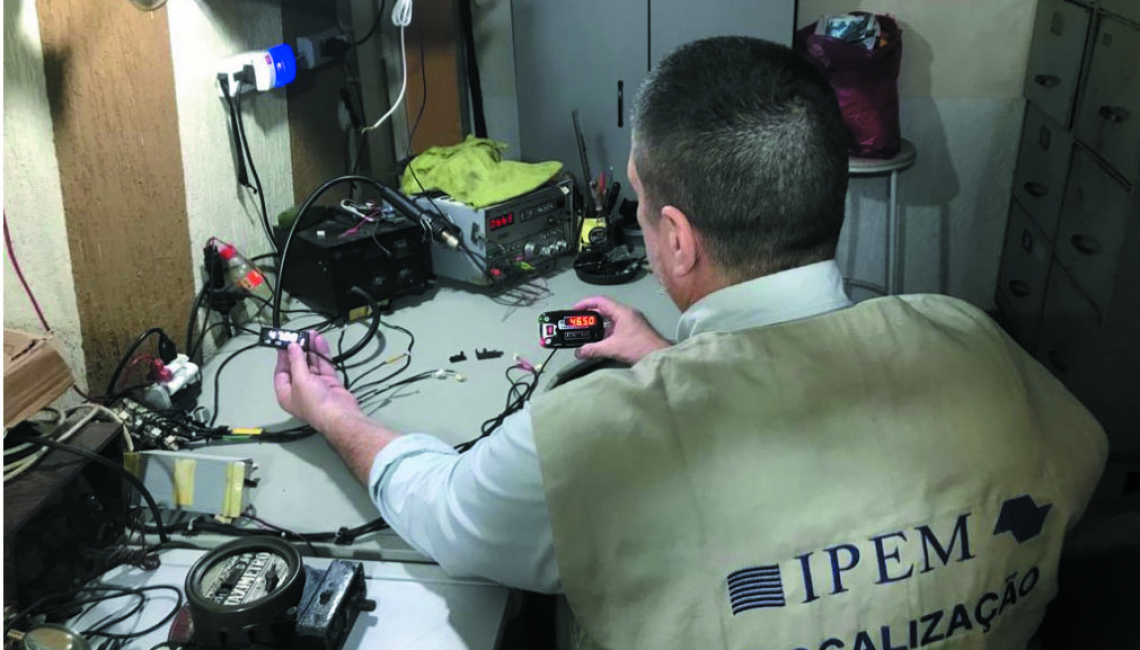 Ipem-SP verifica taxímetros no fabricante na zona norte da capital